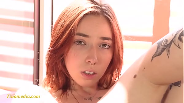 ragazza adolescente magra con tette piccole