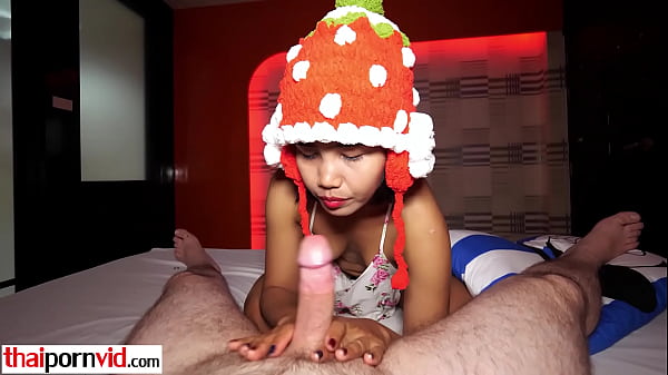 La pequeña adolescente tailandesa amateur Lily Koh satisface la polla dura de sus clientes europeos