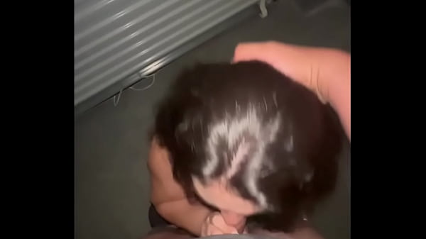 Bellissima teenager si spoglia e si spoglia