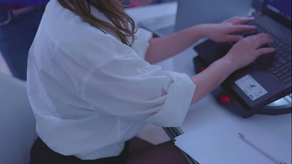 Chefe fode secretária gostosa de peitos grandes no escritório. Sexo rápido no escritório, ele não pode durar mais de 1 minuto na buceta dela