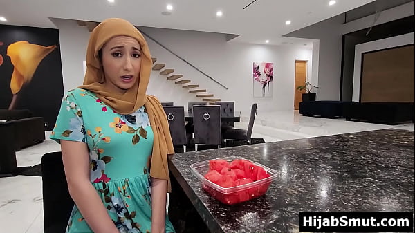 Timida ragazza musulmana che succhia il suo amico americano