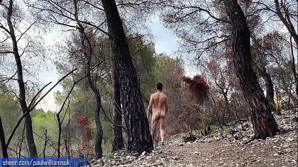¡Caminatas arriesgadas desnudas al atardecer! ¡Casi me atrapan! Hombre caliente con culo perfecto