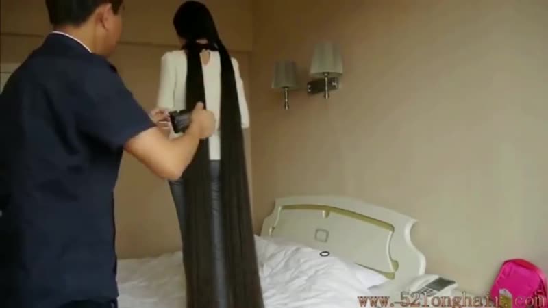 Ragazza dai capelli molto lunghi in una camera d'albergo