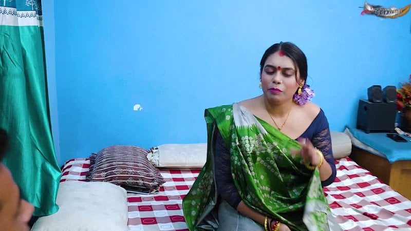 Die Schwägerin gefickt, die unter dem Vorwand, um Wasser zu bitten, schlechte Milch gab, als sie allein zu Hause war.