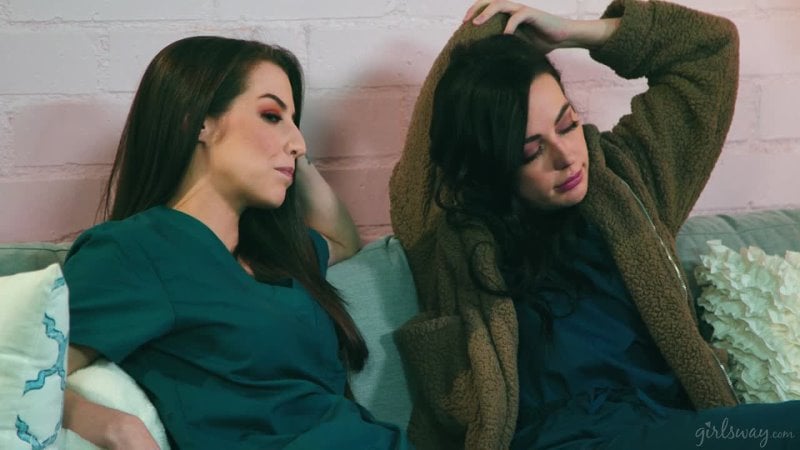 Whitney Wright und Spencer Bradley pflegen ihre Gefühle [lesbisch]