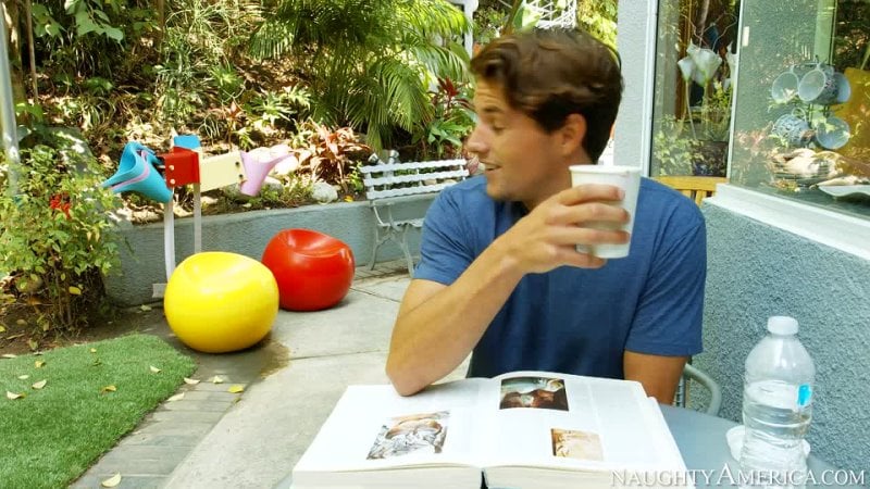 Ava addams follando en el sofá con sus grandes tetas
con ava addams, tyler nixon
sitio la mamá caliente de mi amigo