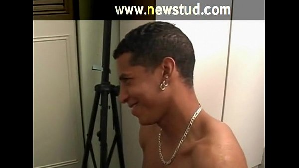 cadetti eterosessuali legati che si agitano la coda