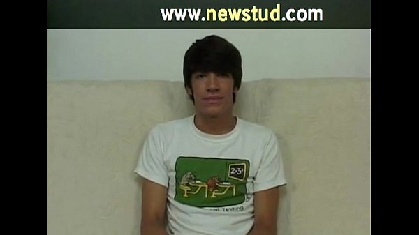 Ragazzi etero rovinati che mangiano torte