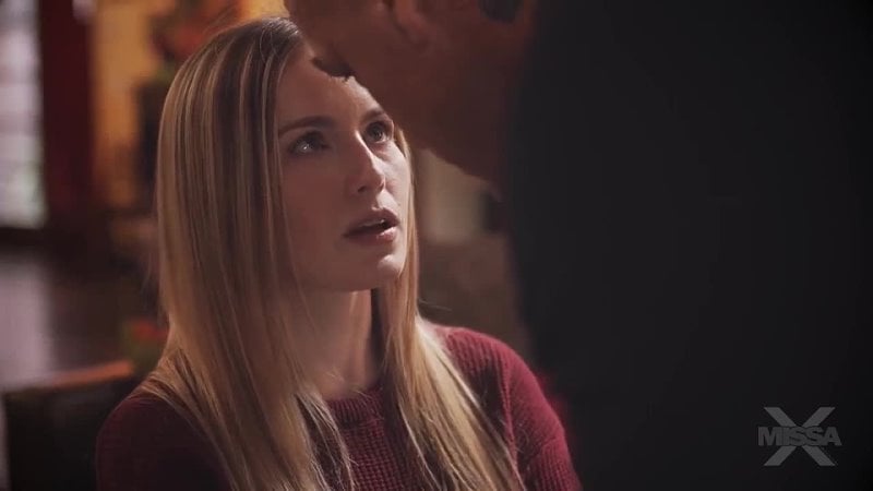 आज्ञाकारी बेटी डेरिक पियर्स, स्कारलेट सेज (ऑटो आवाज)