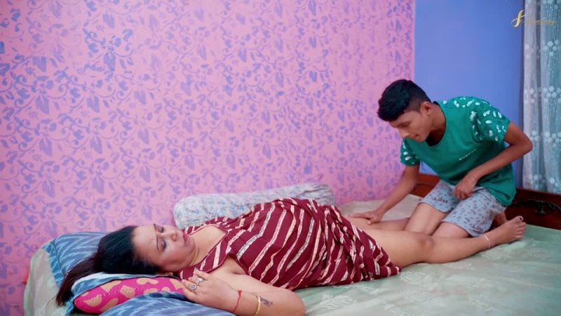 Follando a mi mamá mientras duerme comiendo su coño video por desi hamster