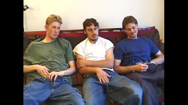 3 mecs mignons ensemble