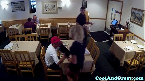 Piccola cameriera martellata scopata in ufficio