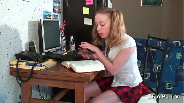 Piccola studentessa troia seriamente sodomizzata con una bella sborrata facciale