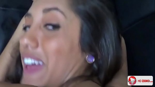 Sie liebt es, ihrem Lover einen Schwanz zu lutschen, weil er nicht länger ist als ihr Mann