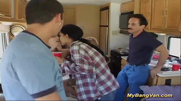 Atemberaubendes Teenie-Mädchen neckt Teenager