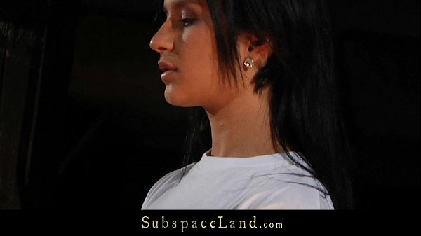 可爱的黑发在子空间中被打屁股和性交