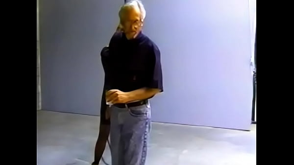 Mallory si spogliò e fustigò