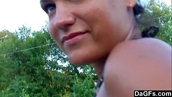 DAGFS - Questa teenager impertinente adora i giochi sessuali all'aperto