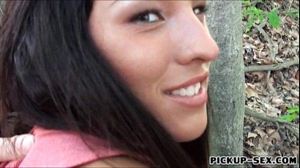 La sorridente ragazza ceca Maria Fiori mostra le tette e scopa per soldi