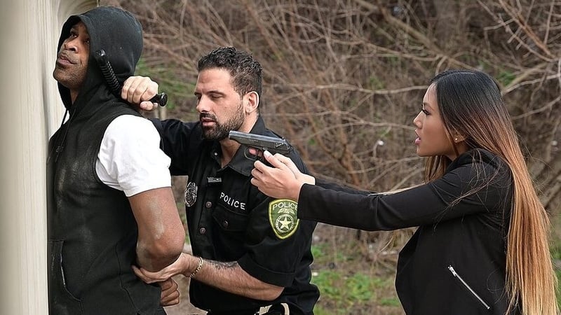 Der provokante Polizist May Thai genießt Pornos auf dem Revier